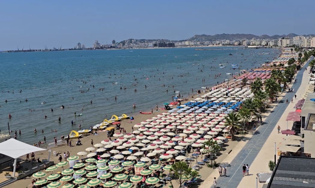 durresi plot me turiste ne kulmin e sezonit zgjedhja e pare per shume pushues vendas dhe te huaj 68a382069e739