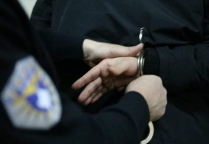 Dyshohet për 11 raste të vjedhjeve në shtëpi e lokale, prangoset i dyshuari në Pejë 2 dyshohet per 11 raste te vjedhjeve ne shtepi e lokale prangoset i dyshuari ne peje 68b047d38a9bb