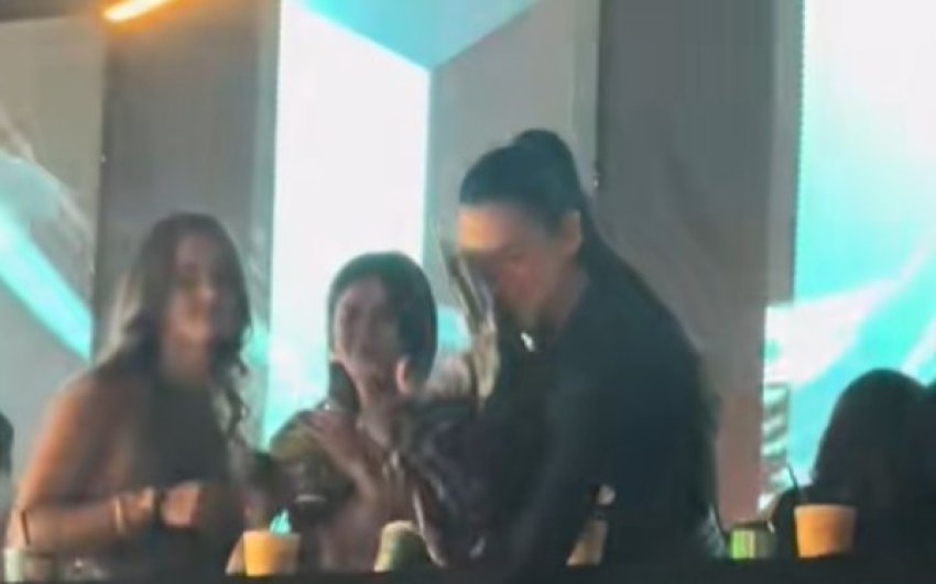 fansat godasin ne fytyre dua lipen me bluza gjate kerkesave per autograf kengetarja reagon e nervozuar 68906cd6899e7