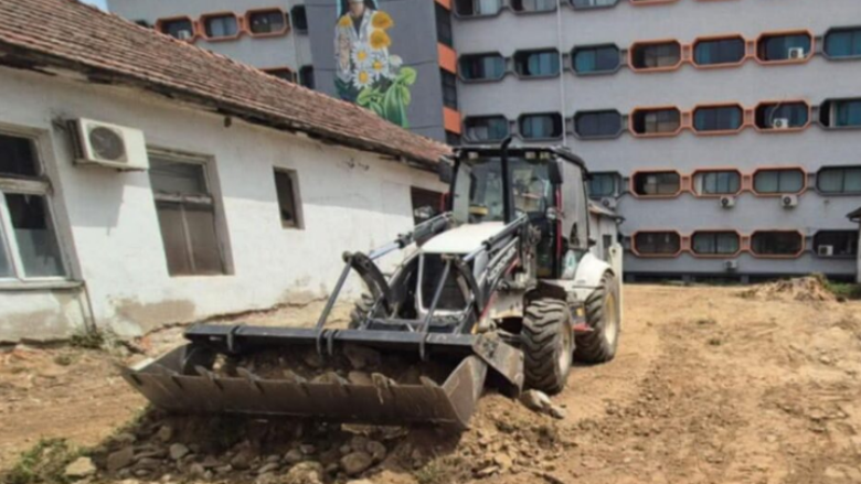 Filloi pastrimi i hapësirës ku do të ndërtohet Parku Memorial për viktimat e zjarrit në spitalin modular në Tetovë 2 filloi pastrimi i hapesires ku do te ndertohet parku memorial per viktimat e zjarrit ne spitalin modular ne tetove 68aa261a8529e