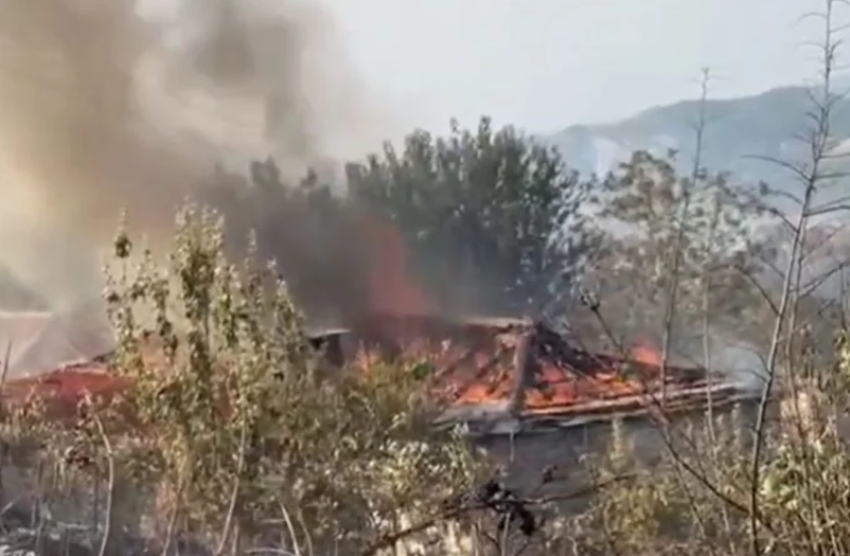 Flakët “përpijnë” tre shtëpi në Terpan, kërkohet evakuimi i banorëve të disa fshatrave, MB: Të largohen menjëherë nga banesat 2 flaket perpijne tre shtepi ne terpan kerkohet evakuimi i banoreve te disa fshatrave mb te largohen menjehere nga banesat 689b7be115b76