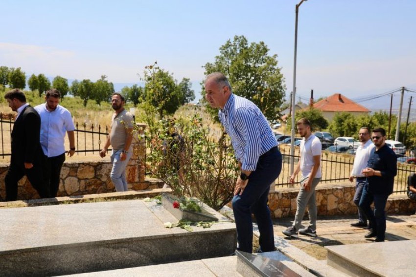 Ganiu në Luboten: Varret e tyre mbeten dëshmi e një tragjedie që nuk shuhet kurrë nga kujtesa historike 2 ganiu ne luboten varret e tyre mbeten deshmi e nje tragjedie qe nuk shuhet kurre nga kujtesa historike 689b83d871372