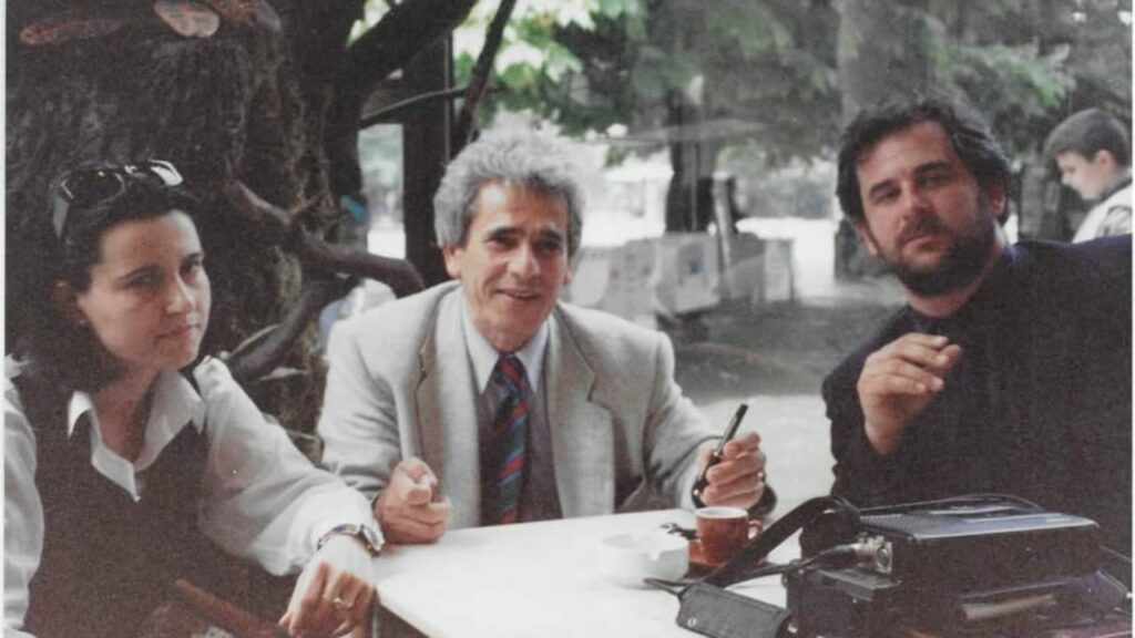 Gazetarja nxjerr foton e panjohur të Artur Zhejit si gazetar i Radio Radicale në Shkup: Do na mungosh me shqipen e bukur dhe erudite që flisje 3 gazetarja nxjerr foton e panjohur te artur zhejit si gazetar i radio radicale ne shkup do na mungosh me shqipen e bukur dhe erudite qe flisje 68ac6830b4bba