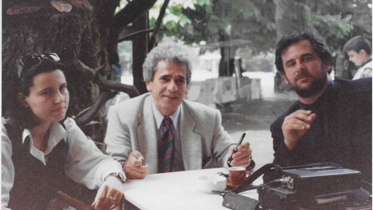 Gazetarja nxjerr foton e panjohur të Artur Zhejit si gazetar i Radio Radicale në Shkup: Do na mungosh me shqipen e bukur dhe erudite që flisje 1 gazetarja nxjerr foton e panjohur te artur zhejit si gazetar i radio radicale ne shkup do na mungosh me shqipen e bukur dhe erudite qe flisje 68ac6830b4bba