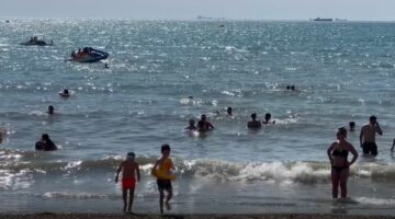 golemi dhe durresi gelojne nga pushuesit 68a08ff5ec83b