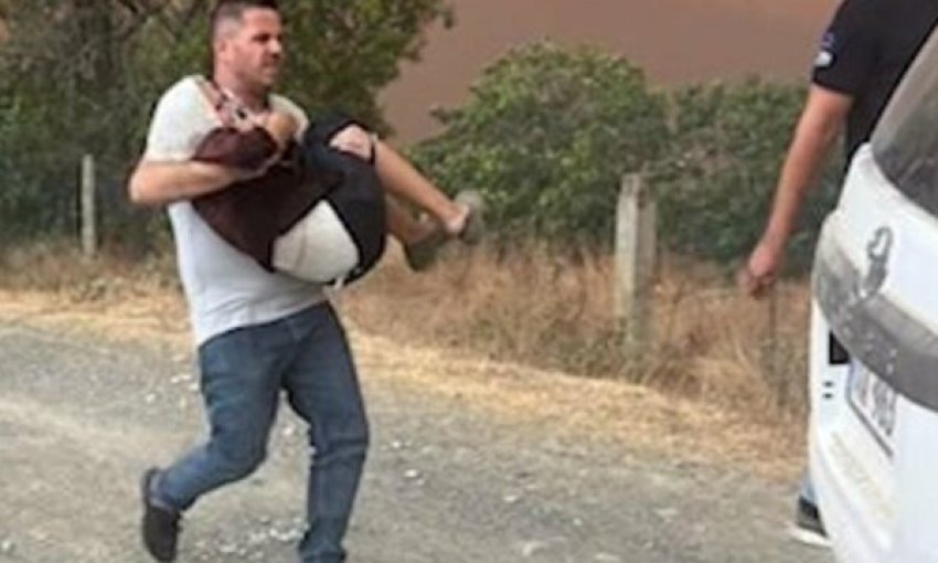 gramsh polici hyn ne mes te flakes per ta shpetuar te moshuaren 689dca7d08799