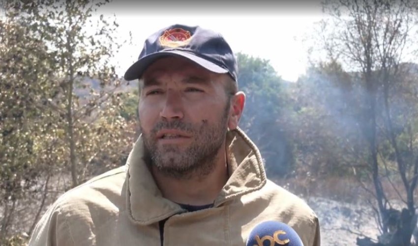 helmimi i zjarrfikesve njerezit qe luftojne me flaket te ekspozuar ndaj gazrave te rende 68a9a80fcd5a8