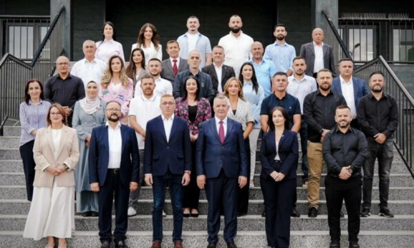 Imri Ahmeti publikon fotografi me kandidatët për asamble: Rrugëtimi ynë është për histori dhe për fitore 3 imri ahmeti publikon fotografi me kandidatet per asamble rrugetimi yne eshte per histori dhe per fitore 68ac3730056c5