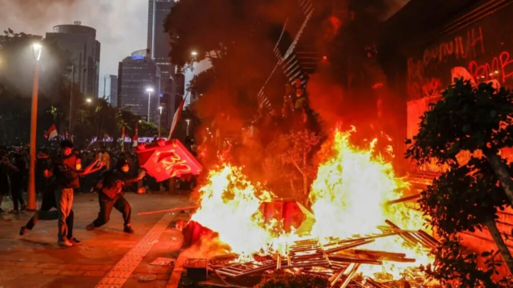 Indonezia në ‘flakë’ pas vdekjes së një taksisti 21-vjeçar! Protesta të dhunshme, 3 të vdekur dhe ndërtesa të djegura 2 indonezia ne flake pas vdekjes se nje taksisti 21 vjecar protesta te dhunshme 3 te vdekur dhe ndertesa te djegura 68b2ad668e579
