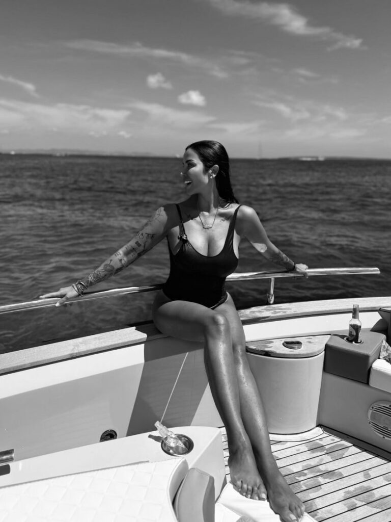 jonida maliqi shkelqen ne det te hapur ve ne pah linjat e theksuara te trupit 688cb07634f96