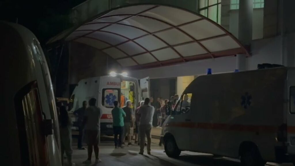 Ka plagë në krahun e zemrës, niset me urgjencë drejt Spitalit të Traumës 27-vjeçari i plagosur në Korçë 2 ka plage ne krahun e zemres niset me urgjence drejt spitalit te traumes 27 vjecari i plagosur ne korce 689f8db559b05