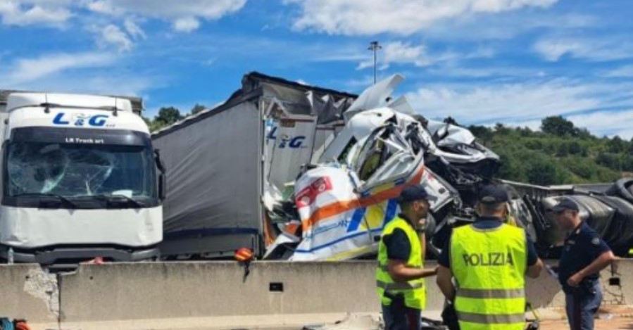 kamioni perplas ambulancen ne itali tre viktima e disa te plagosur 6890f779d30eb