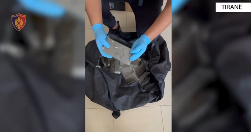 Kanabis çokollatë dhe vaj, kokainë dhe…/ Ktheu banesën në laborator droge, arrestohet 61-vjeçari 2 kanabis cokollate dhe vaj kokaine dhe ktheu banesen ne laborator droge arrestohet 61 vjecari 68a429b59c7b0