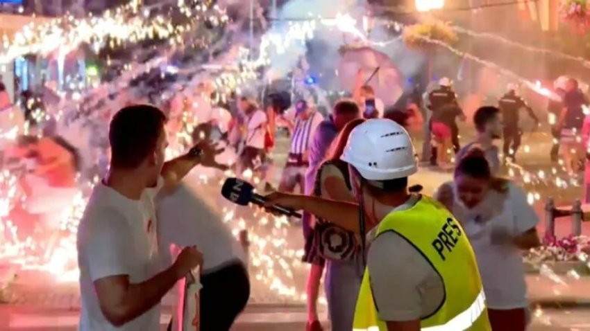 kaos ne serbi mbeshtetesit e vuciqit sulmuan njerezit qe protestonin 689bd1c8c9545