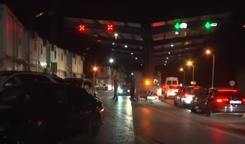 kolona deri ne 500 metra te dheu i bardhe pritje deri ne 90 minuta per hyrje 688ea1d086e50