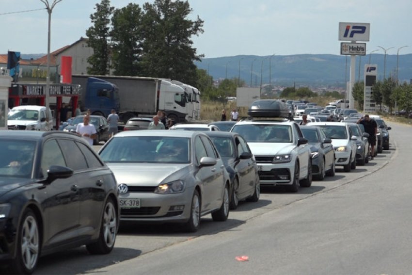 kolonat ne merdare lene bashkatdhetaret ne pritje me ore te tera 68a1db89ba076