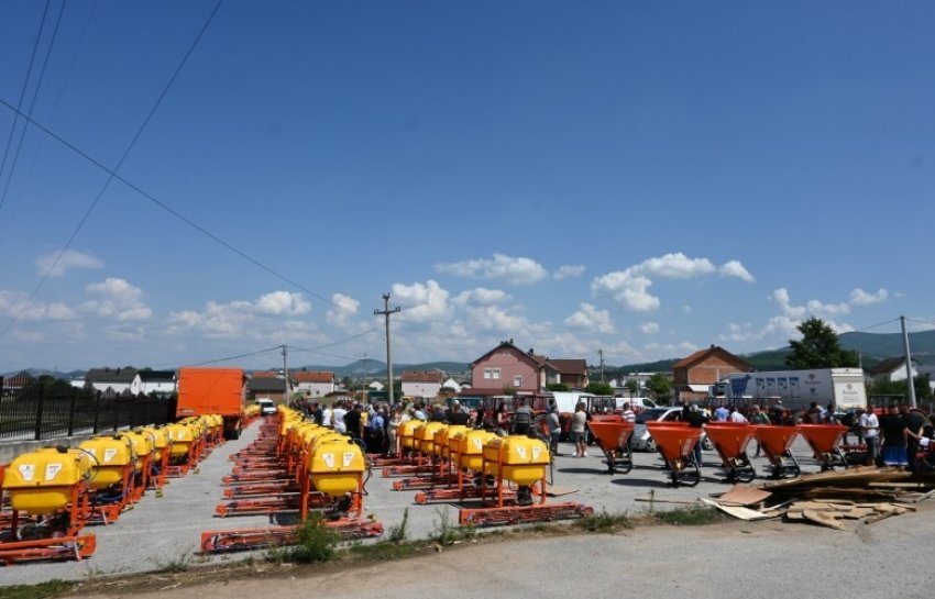 Komuna e Vitisë shpërndan pajisje bujqësore për fermerët 2 komuna e vitise shperndan pajisje bujqesore per fermeret 68a486867a583