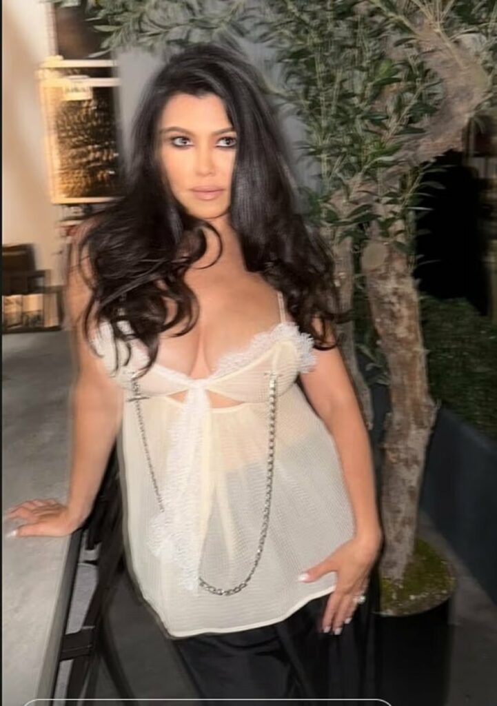 kourtney kardashian ndez rrjetin me loder seksi mbi kemishen e nates 68a64991ef104