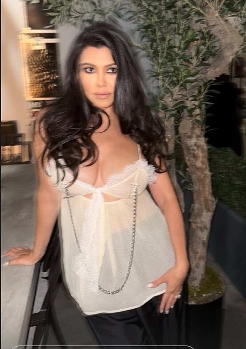 kourtney kardashian ndez rrjetin me loder seksi mbi kemishen e nates 68a64991ef104