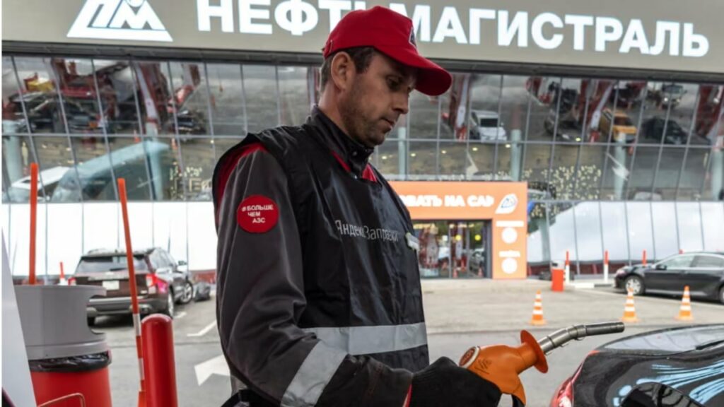 Krizë energjetike në Rusi pas sulmeve të dronëve nga Ukraina! Çmimet rekord të benzinës dhe mungesat e karburantit shkaktojnë zemërim të madh tek qytetarët 3 krize energjetike ne rusi pas sulmeve te droneve nga ukraina cmimet rekord te benzines dhe mungesat e karburantit shkaktojne zemerim te madh tek qytetaret 68af296578db7