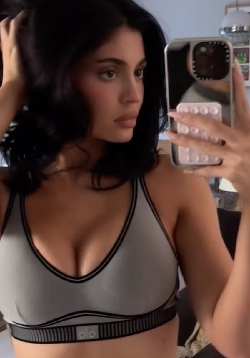 kylie jenner tregon belin e holle dhe dekoltene mes spekulimeve per shtatzeni 68b4599c2a9a0