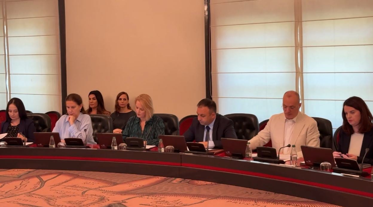 ligj i ri per administraten publike ministrat me te njejtat kompetenca por ju hiqet detyrimi per firmat e shkresave 68a608e890688