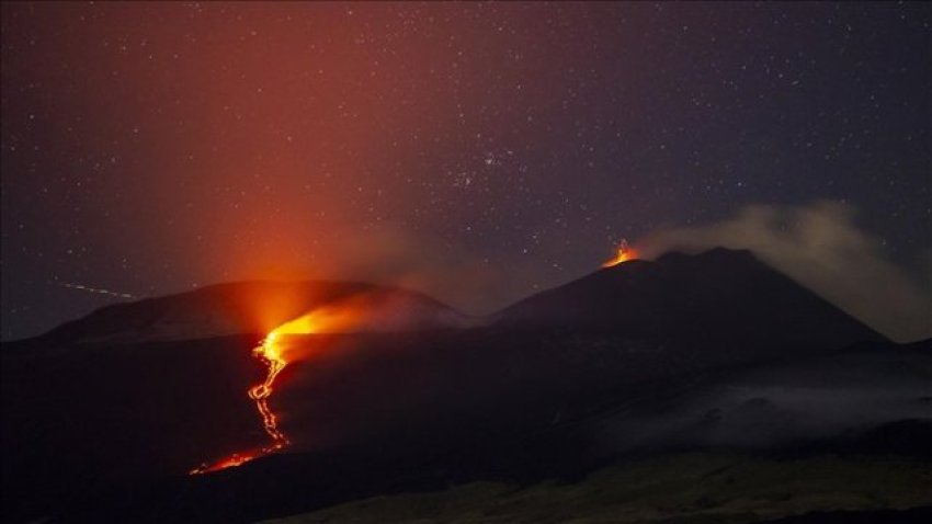 Llava vijon të rrjedhë poshtë shpatit të malit Etna pas shpërthimit të vullkanit 3 llava vijon te rrjedhe poshte shpatit te malit etna pas shperthimit te vullkanit 68a117e05e3a8