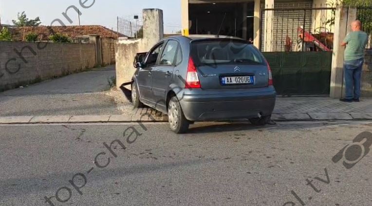 Makina i bie murit në Fier, dy të plagosur 2 makina i bie murit ne fier dy te plagosur 68a75a6d82750