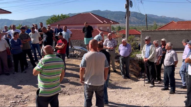 Maliq/Projekti për furnizimin me ujin e pijshëm,banorët e fshatit Zvezdë në protestë 3 maliq projekti per furnizimin me ujin e pijshembanoret e fshatit zvezde ne proteste 6898527839d0e