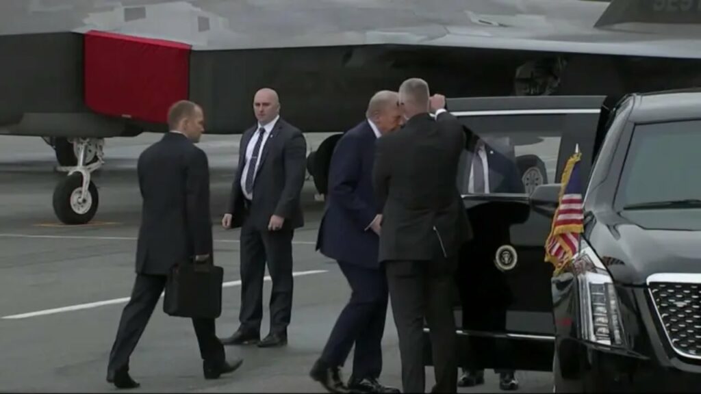 Me cilën limuzinë të blinduar u futën Trump dhe Putin? Mediat ruse zbulojnë se kush ‘ftoi’ kë 3 me cilen limuzine te blinduar u futen trump dhe putin mediat ruse zbulojne se kush ftoi ke 689f8fd66e3ef