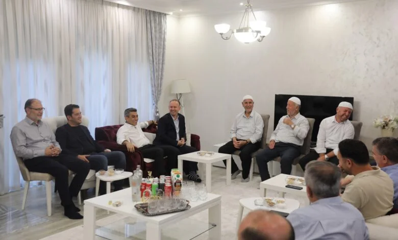 Mexhiti: Bashkë me Afrimin, Zekën dhe Bekimin, vizituam familjen e Azem Moranës 4 mexhiti bashke me afrimin zeken dhe bekimin vizituam familjen e azem moranes 6895d32d27121