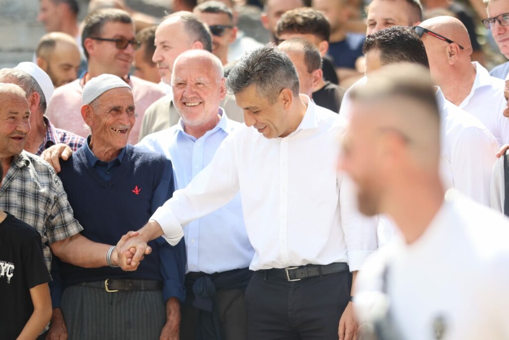 Mexhiti inspektoi punimet për ndërtimin e rrjetit primar të ujësjellësit në Merovë të Zhelinës 2 mexhiti inspektoi punimet per ndertimin e rrjetit primar te ujesjellesit ne merove te zhelines 68a8b87354c7c