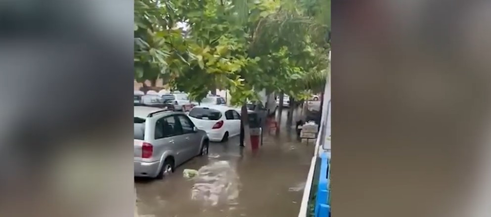 Moti i keq, në Sarandë shpërthejnë ujërat e zeza 2 moti i keq ne sarande shperthejne ujerat e zeza 68b320f2b073c