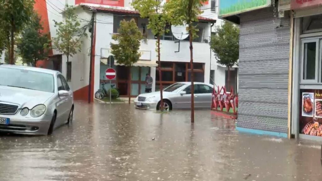 Moti i keq në vend, shirat e dendur përmbysin qytetin e Lezhës 2 moti i keq ne vend shirat e dendur permbysin qytetin e lezhes 68b2e8b2da72a