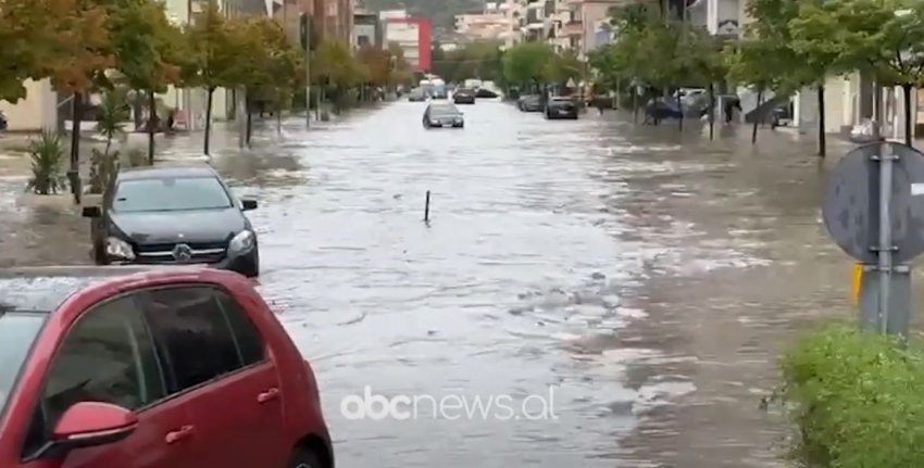 Moti keq shkakton vështirësi të lëvizjes së automjeteve në disa akse në Vlorë, rrugët kthehen në ‘lumenj’ 3 moti keq shkakton veshtiresi te levizjes se automjeteve ne disa akse ne vlore rruget kthehen ne lumenj 68b2fe98bb4f2