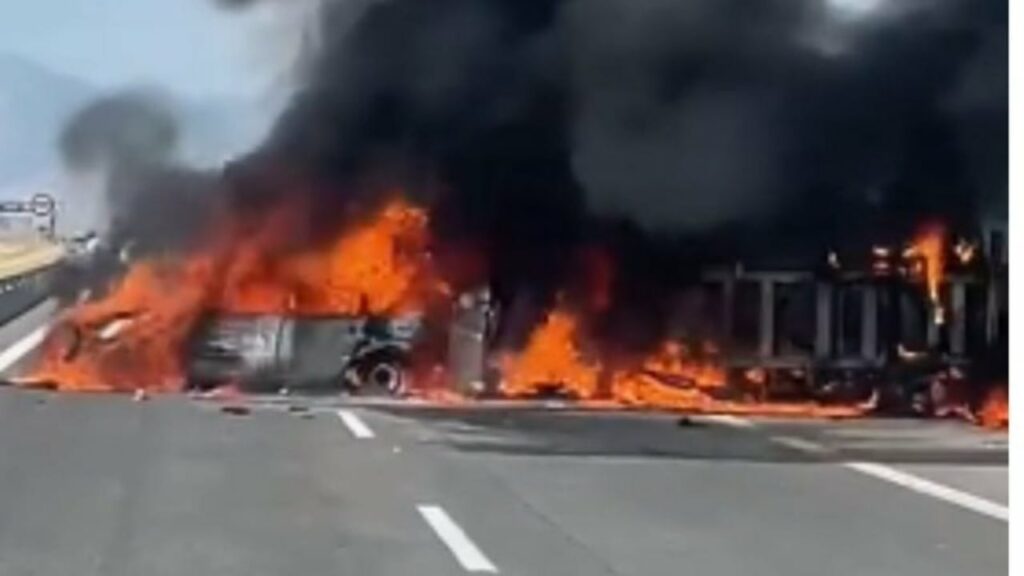 na nxirrni jashte na shpetoni deshmitari rrefen momentet e fundit te tre shqiptareve u dogjen te gjalle ne makine pas shperthimit 68a59863744c0