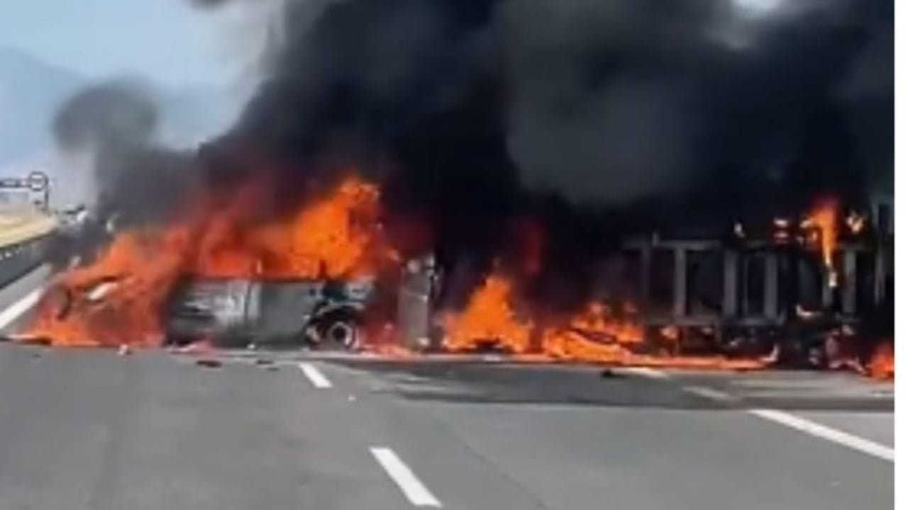 na nxirrni jashte na shpetoni deshmitari rrefen momentet e fundit te tre shqiptareve u dogjen te gjalle ne makine pas shperthimit 68a59863744c0