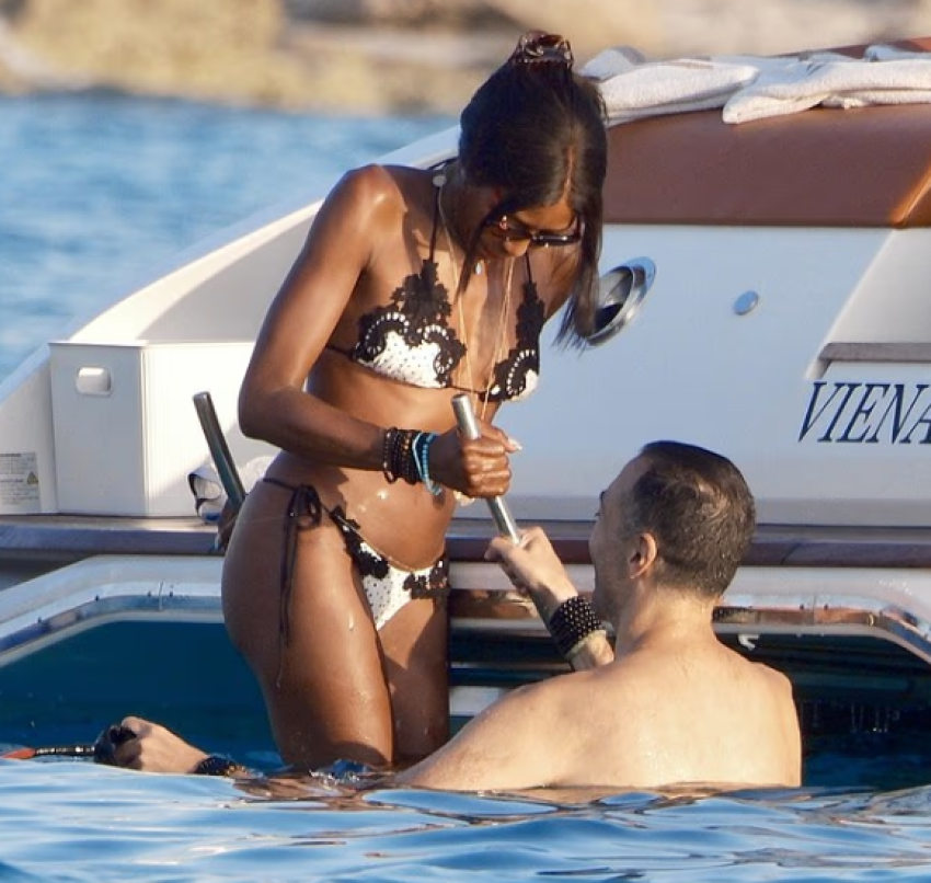 naomi campbell mahnit me bikini elegante ne jahtin luksoz te mohammed al turki ne spanje 689c4a5529e84