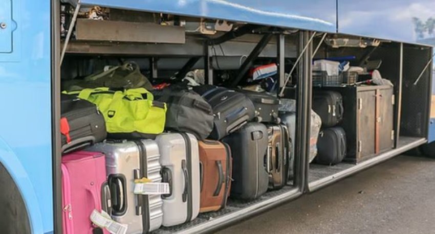 nena fsheh vajzen 2 vjecare ne valixhe dhe e fut ne bagazhin e autobusit 6890f16237ce1