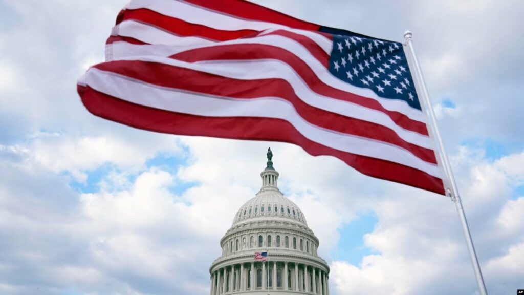 Një vit burg kush djeg flamurin amerikan! Trump nënshkruan urdhrin ekzekutiv 2 nje vit burg kush djeg flamurin amerikan trump nenshkruan urdhrin ekzekutiv 68acdad29ba24