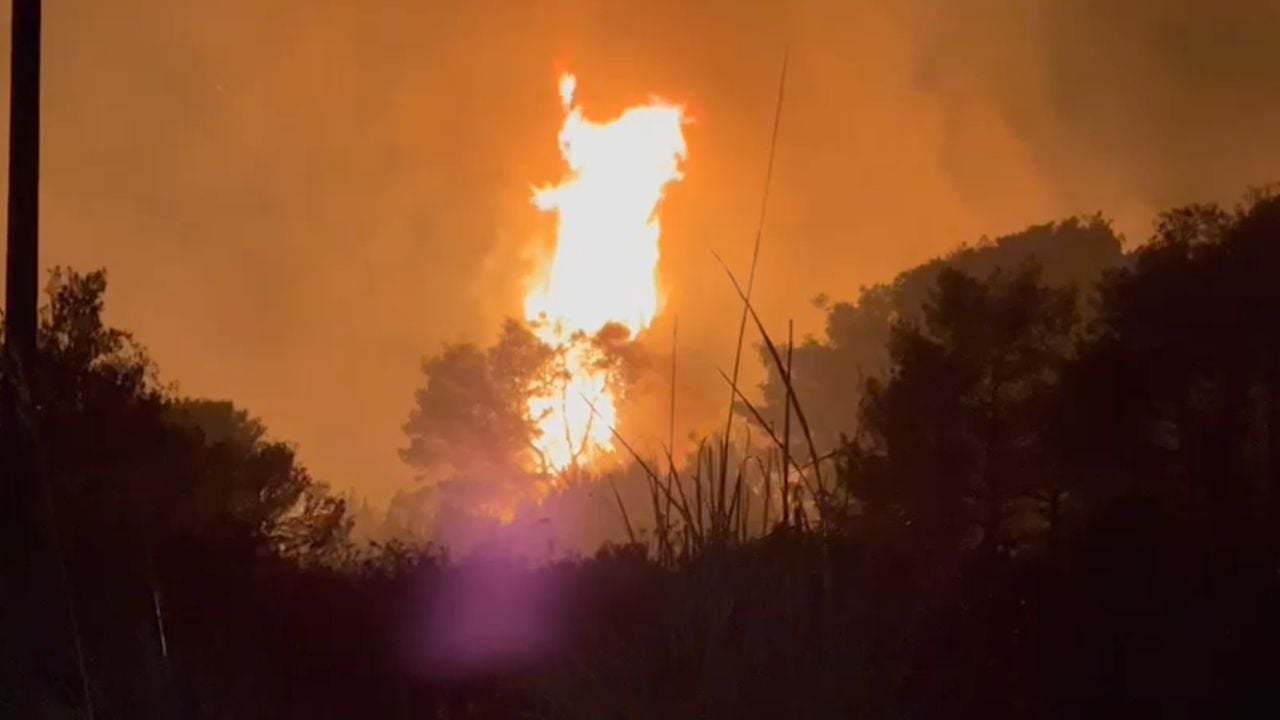 ore kritike ne pishe poro te vlores zjarrfikesit ne lufte me flaket autoritetet paralajmerojne banoret te kene kujdes 68ae0e05212be