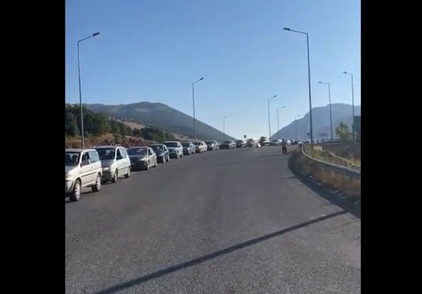 pala greke me sportele te reduktuara rikthehen radhet kilometrike ne kapshtice 68984c5f73b60