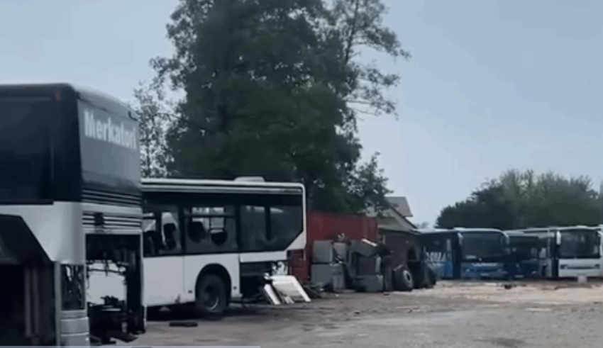 pamje nga demolimi i autobuseve ne junik 68a334ee715ae