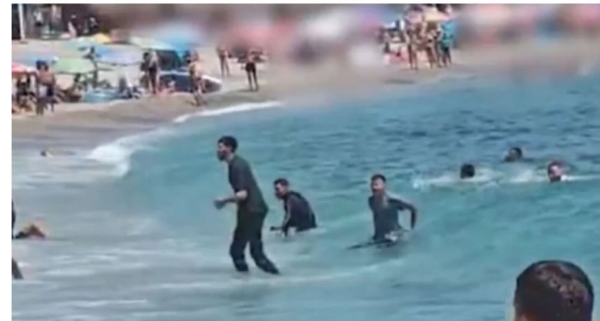 panik ne plazh ne spanje banoret ndjekin nga pas emigrantet qe zbriten nga gomonia 68925f2a97144