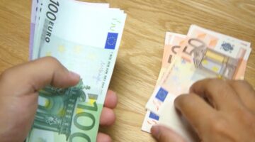 Paraja jashtë bankave në rekord historik 3 paraja jashte bankave ne rekord historik 68b47273c7a9b