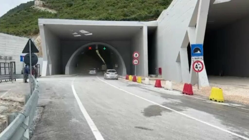 perplasen tre automjete ne tunelin e llogorase 68b094e33a92e