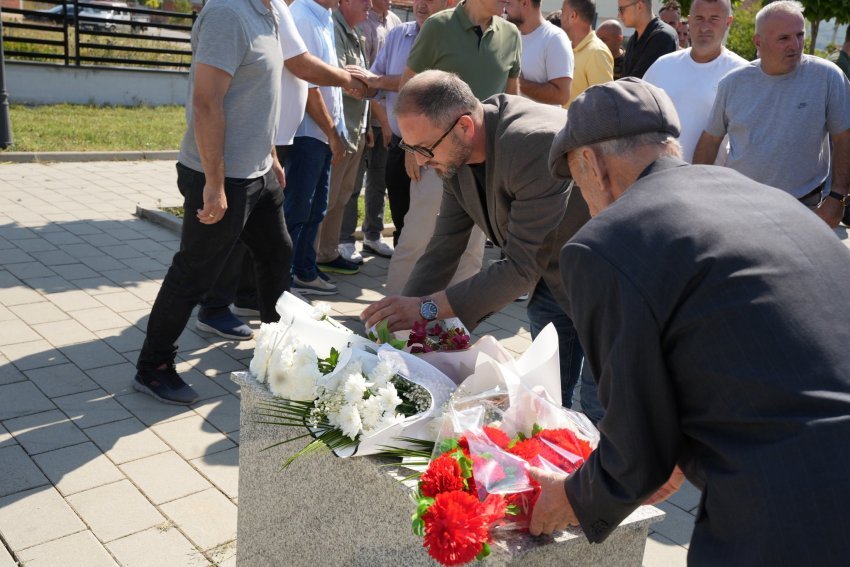 Petrit Hajdari me qytetarë nderojnë jetën dhe veprën e heroit Gani Kastrati në Nekoc 2 petrit hajdari me qytetare nderojne jeten dhe vepren e heroit gani kastrati ne nekoc 68ab01d5f2028