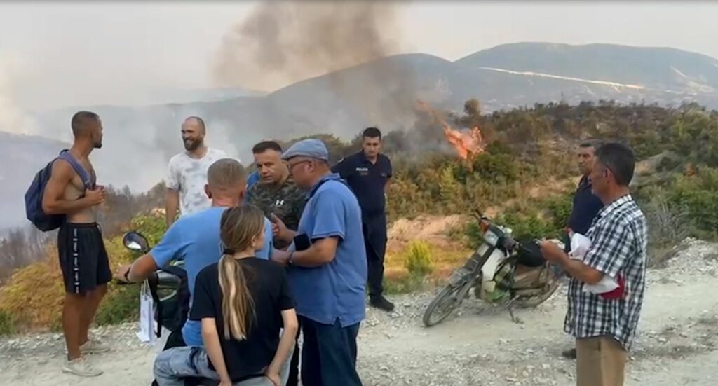 Poliçani dhe Gramshi vijojnë betejën me flakët e zjarrit 4 policani dhe gramshi vijojne betejen me flaket e zjarrit 689cefd415485