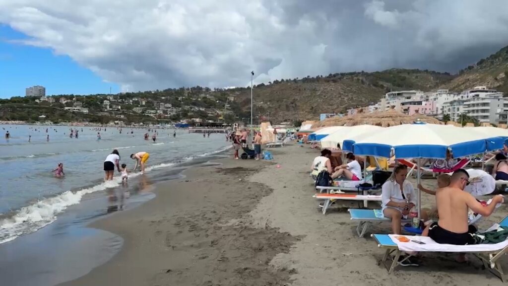 pushuesit kthehen ne plazh pas stuhise fluks ne bregdetin e durresit dhe shengjinit 68b4565aed597