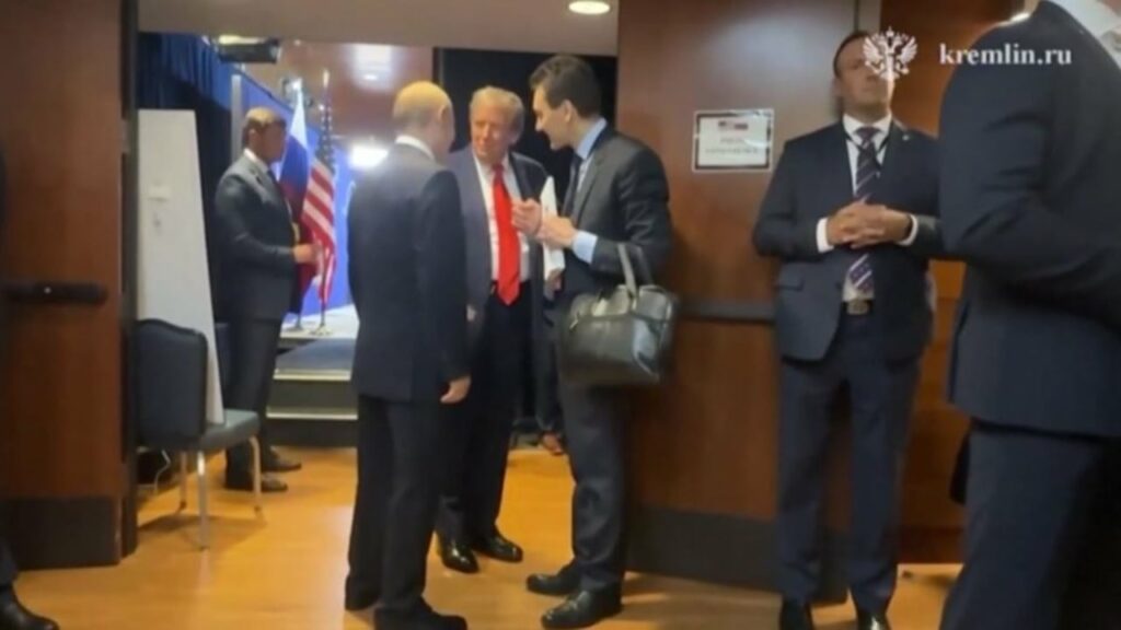 Putin i sëmurë? Momenti kur këmbët e presidentit rus dridhen gjatë bisedës me Trump 3 putin i semure momenti kur kembet e presidentit rus dridhen gjate bisedes me trump 68a2bf4eb622d